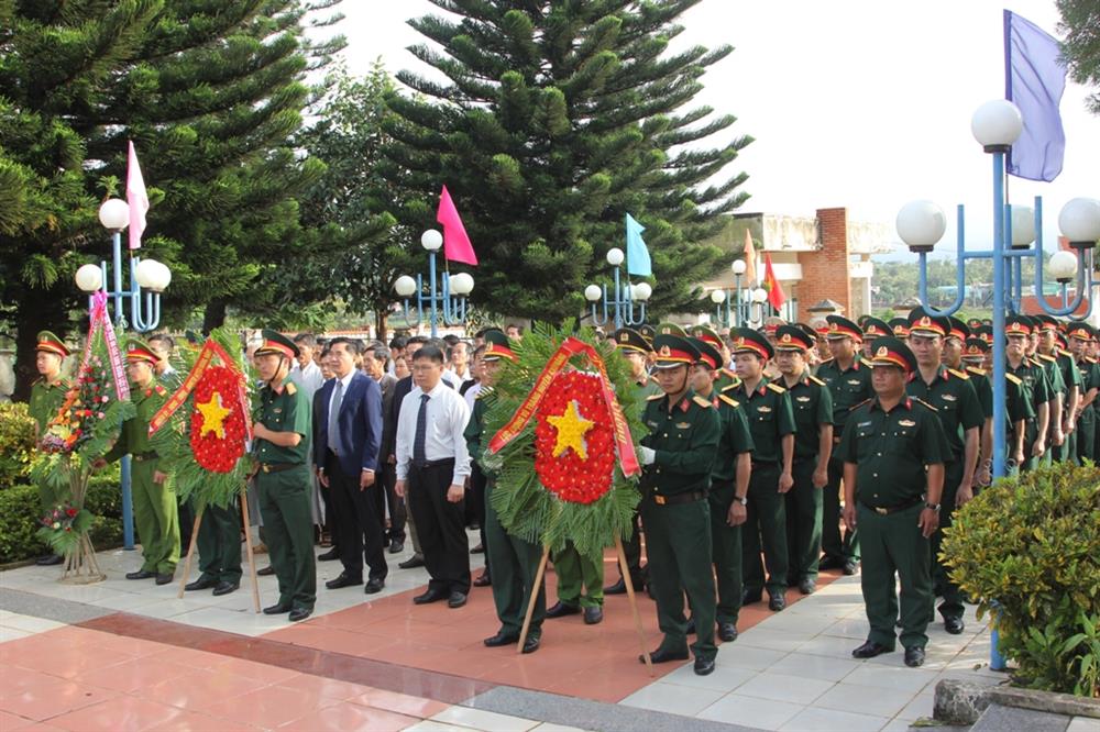 Huyện Krông Năng tổ chức viếng Nghĩa trang liệt sĩ